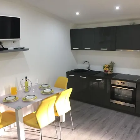 Sunflower-Beautiful Modern Apt W Terrace&Garden *