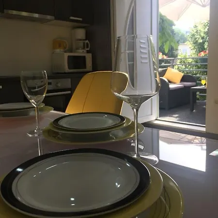 Sunflower-Beautiful Modern Apt W Terrace&Garden Apartment