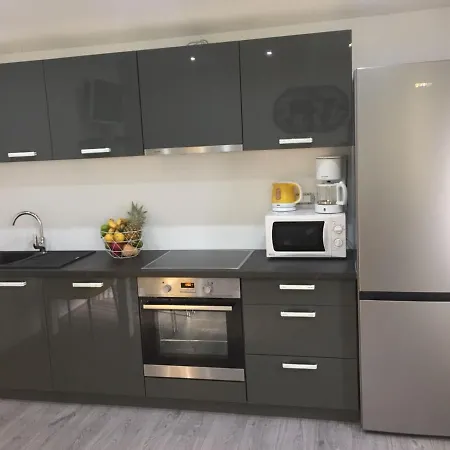 Sunflower-Beautiful Modern Apt W Terrace&Garden Apartment